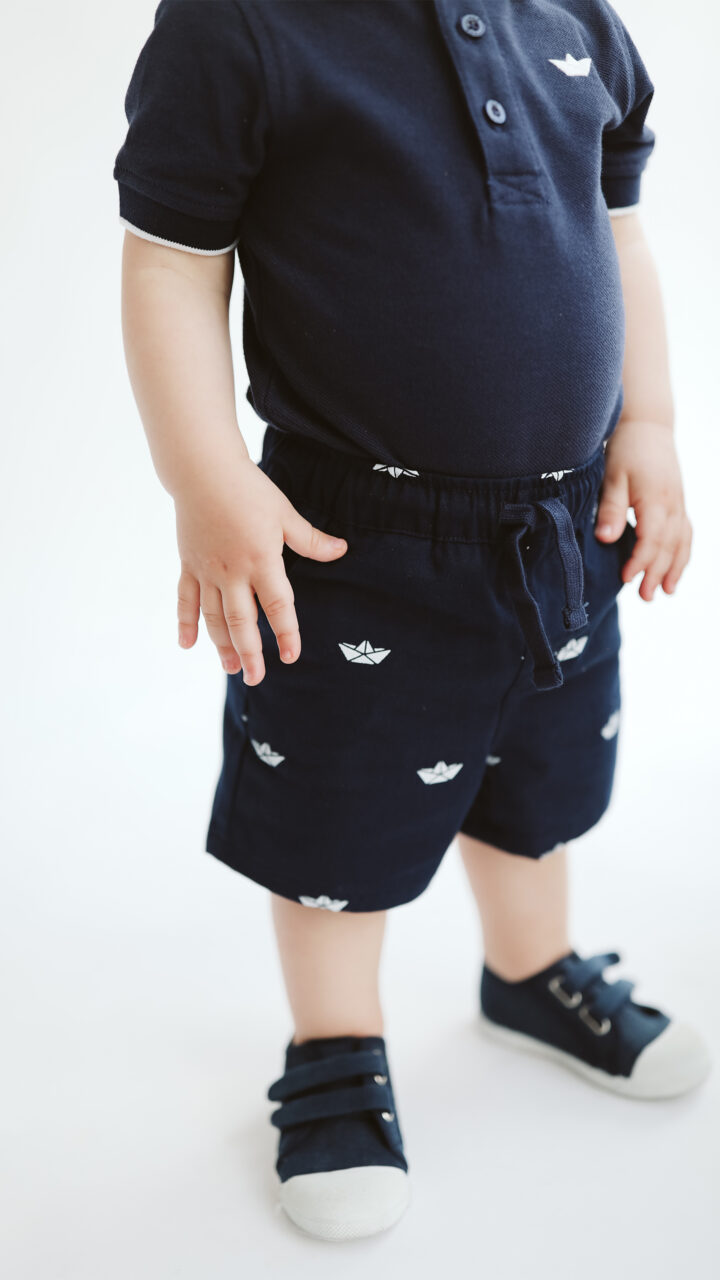 SHORT AZUL CON BARCOS DE PAPEL - Imagen 4