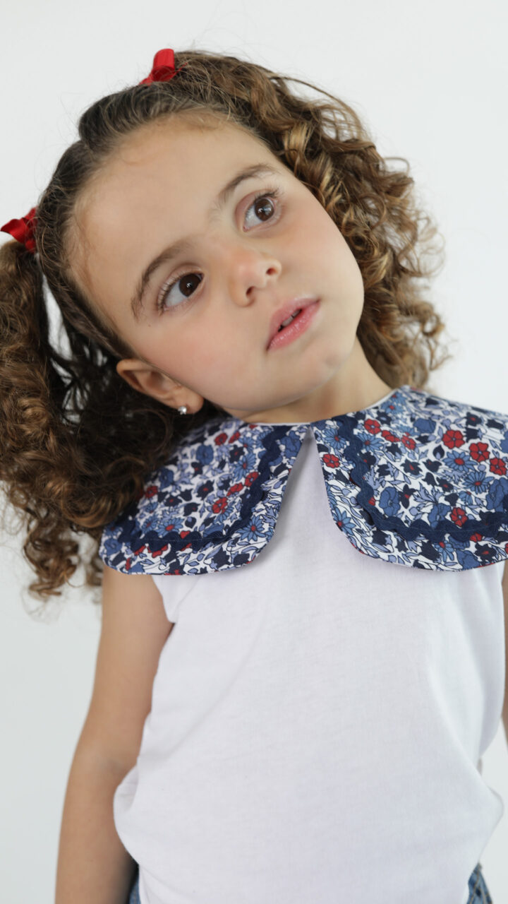 FRANELA BLANCA CON CUELLO DE FLORES - Imagen 4