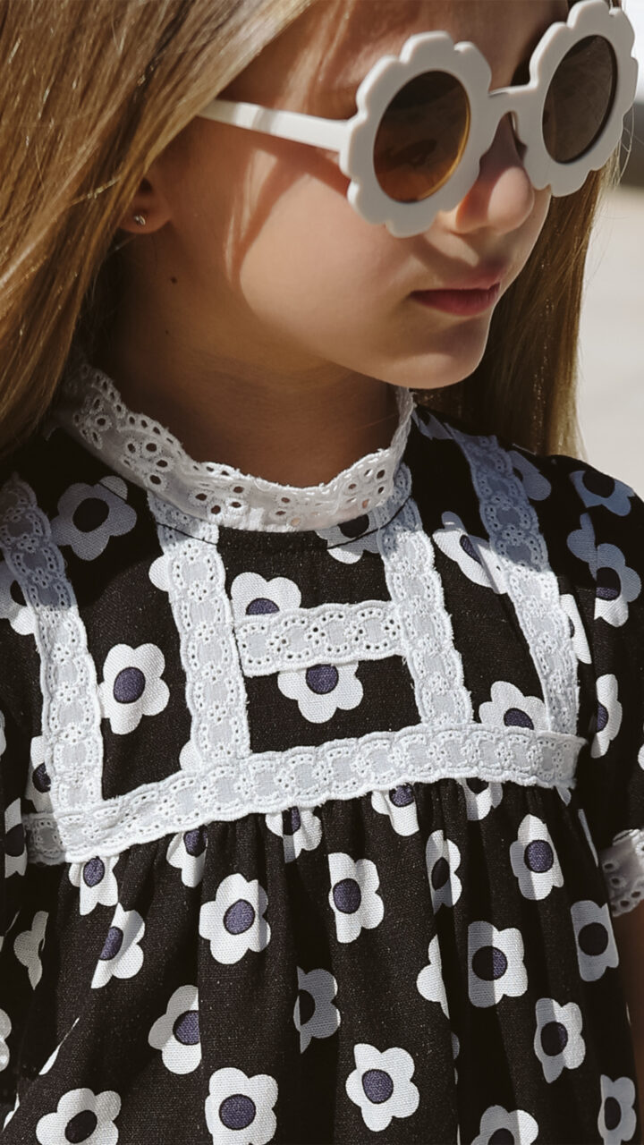 BLUSA NEGRA DE FLORES - Imagen 5