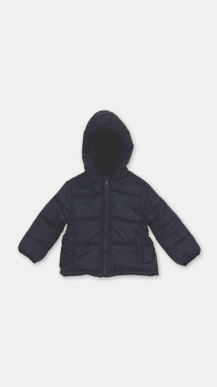 CHAQUETA NEGRA CON CAPUCHA