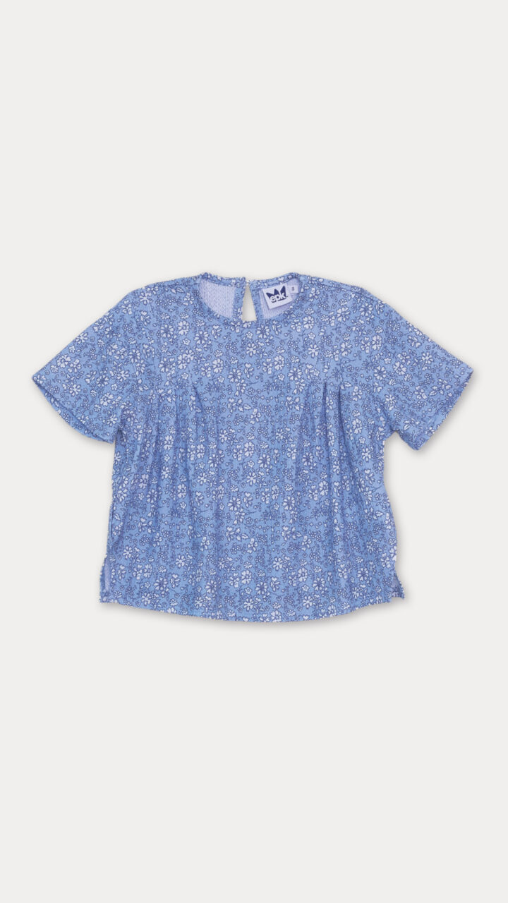 BLUSA CON FLORES AZULES