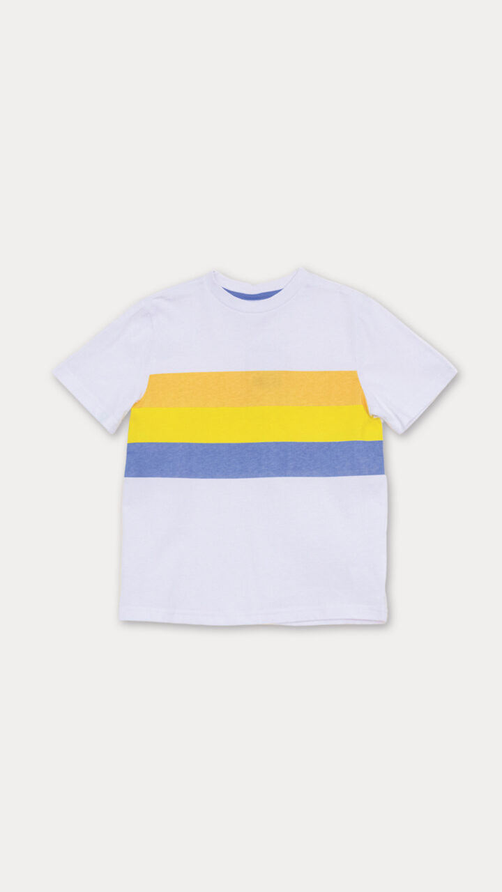 FRANELA BLANCA DE ALGODÓN CON GRÁFICO DE RAYAS ANARANJADA, AMARILLA Y AZUL,